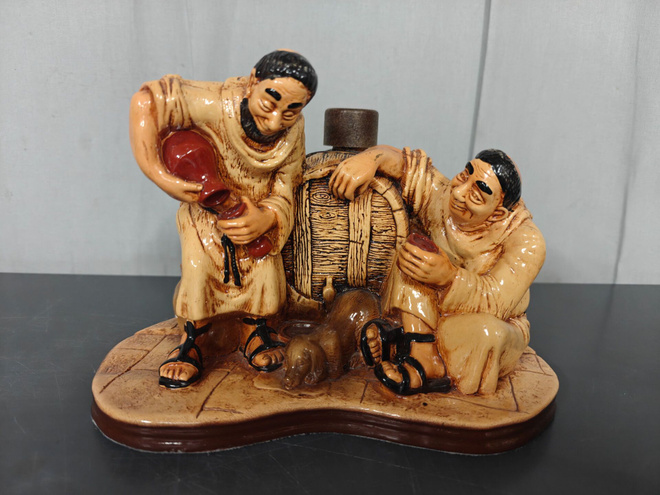 vintage figuraalinen dekantteri Two Monks & Barrel Chalk war