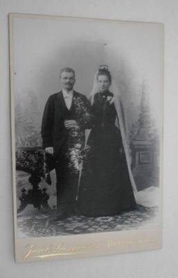 Helsinki, vanha ateljeehääkuva (mm. hääkruunu ja korut!)