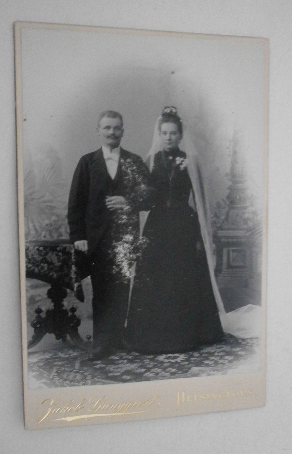 Helsinki, vanha ateljeehääkuva (mm. hääkruunu ja korut!)
