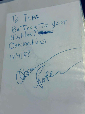 Odean Pope nimikirjoitus paperilla