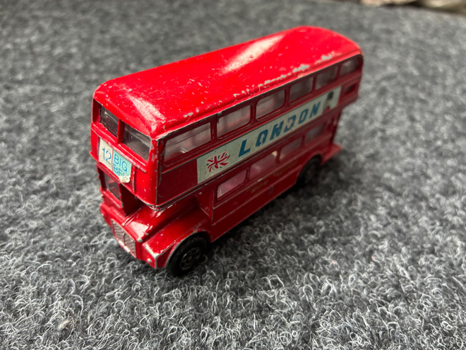Vanha Double Decker Lontoon bussi n. 1/43 kokoa.