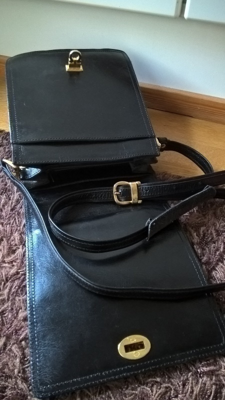 Three Bags musta Olkalaukku / Nahkalaukku / Laukku nahkaa