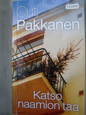 Outi Pakkanen : Katso naamion taa