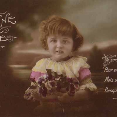 LAPSI / Pieni tyttö kaunis orvokkikimppu kädessään. 1910-l.