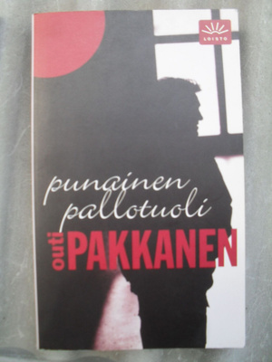 Outi Pakkanen : Punainen pallotuoli