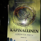 Veronica Roth Outolintu ja Kapinallinen - pikkukuva 2