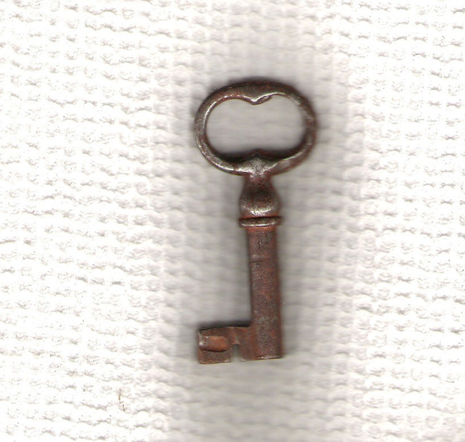 Avain, nätti, pituus 62 mm. , reiällä.