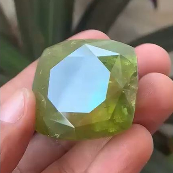 Museo kromi titaniitti 277.50 ct smaragdi-demantoidi väri