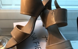 Sandaalit beige, korolliset, koko 40