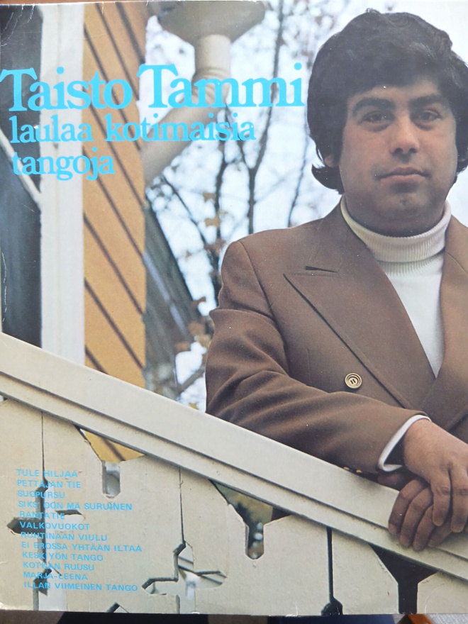 Taisto Tammi : Laulaa kotimaisia tangoja.