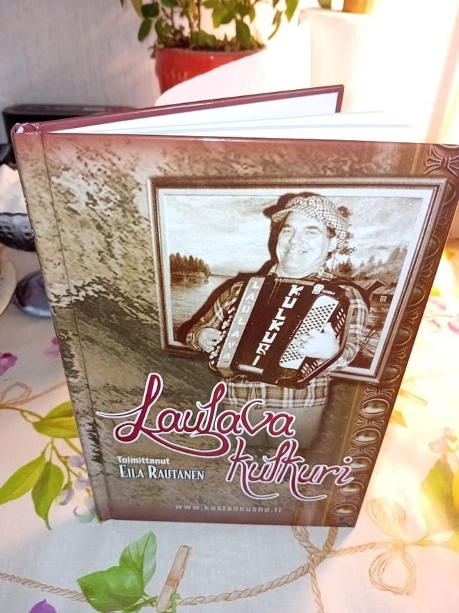 Rautanen : Laulava kulkuri ( SIS POSTIKULU )