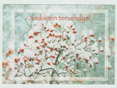 Luminen puu täynnä punaisia hedelmiä