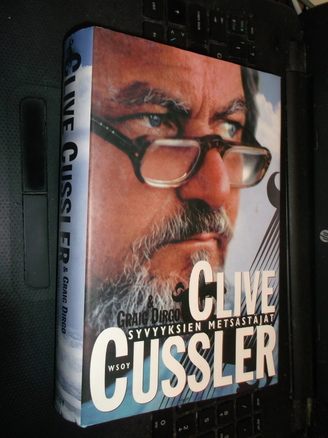 Clive Cussler  SYVYYKSIEN METSÄSTÄJÄT ( 1 p. 1999 ) Sis.pk:t