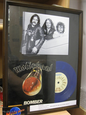 MOTÖRHEAD TAULU - BOMBER 7" KOKO BÄNDIN NIMMAREILLA !