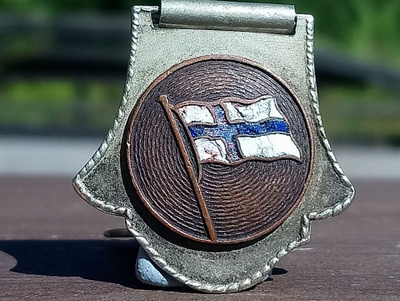 Suomen lipulla varustetut taskukellonperät, leimattu “ALP”.