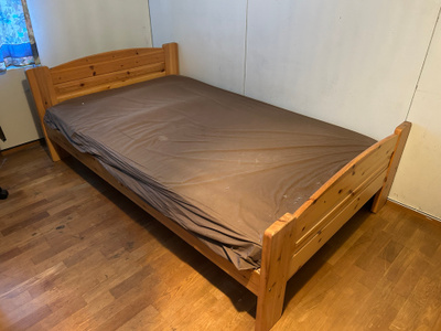 Mäntypuinen sänky ja patja 120 cm