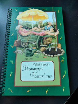 Inge Löök paljain jaloin mummojen puutarhassa