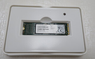 Samsung 256GB SATA M2 SSD MVT2300Q ja ruuvi