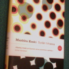 Markku Koski: Sydän hihassa (1.p.2011 +nimmari) Sis.pk:t - pikkukuva 1