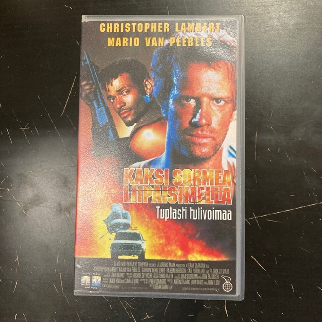 Kaksi sormea liipaisimella VHS