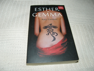 Katy Gardner Esther ja Gemma -pok