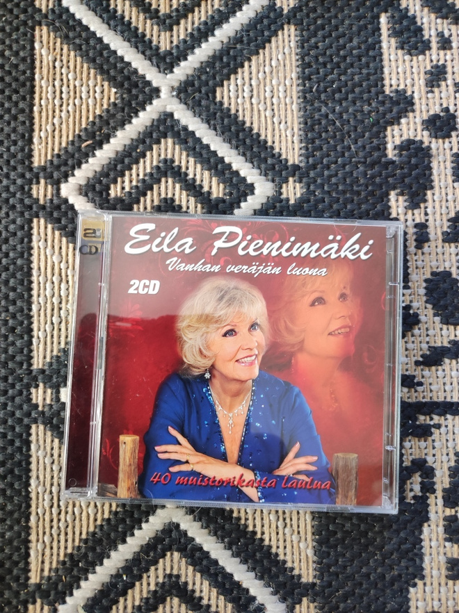 Eila Pienimäki Vanhan veräjän luona