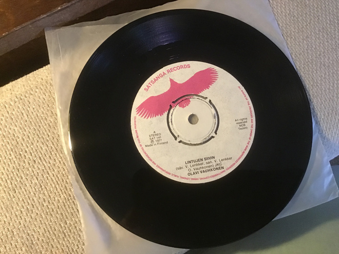 Olavi Vauhkonen . Lintujen siivin 7” single Satsanga records