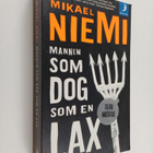Mikael Niemi : Mannen som dog som en lax - pikkukuva 1