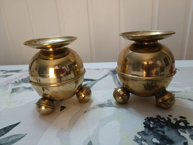 Messinkiset pallo kynttilänjalat 2 kpl