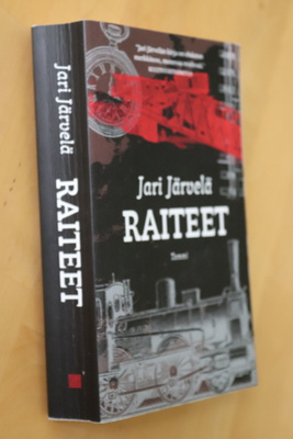 Jari Järvelä : Raiteet ( 1.p. 2026 pokkaripainos )