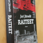 Jari Järvelä : Raiteet ( 1.p. 2026 pokkaripainos ) - pikkukuva 1