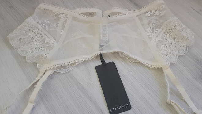 Valkoiset Charnos Sukkanauhaliivit - koko M / 38 - 40