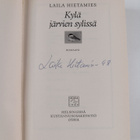 Laila Hietamies : Kylä järvien sylissä (signeerattu) - pikkukuva 3