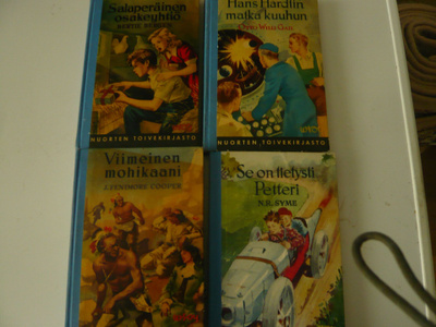Nuorten toivekirjaston kirjoja neljä kappaletta.