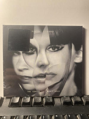 SLEATER-KINNEY: The Center Won't Hold, CD, muoveissa