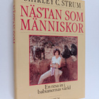 Shirley C. Strum : Nästan som människor : en resa in i ba... - pikkukuva 1