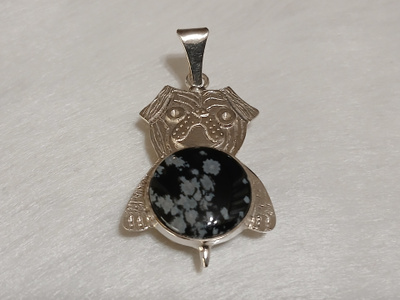 Kotimainen Design Hopea Pug koira riipus kivillä