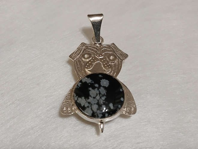 Kotimainen Design Hopea Pug koira riipus kivillä