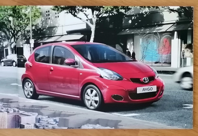 2010 Toyota Aygo esite - KUIN UUSI - 48 sivua - suom