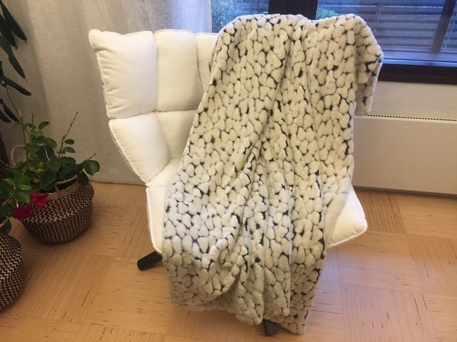 Uusi luonnonvalkoinen tekoturkiskangas