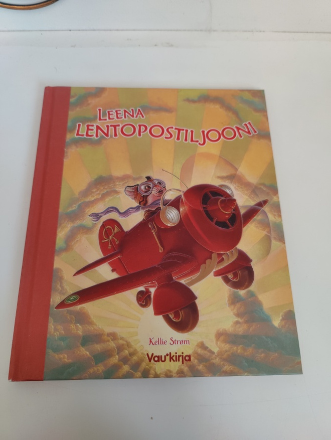 Kellie Strom; Leena lentoposteljooni