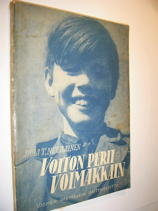 JUHA T. NEVALAINEN : VOITON PERII VOIMAKKAIN