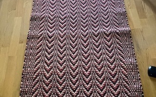 Kangaspuilla kudottu matto 77 x 152 cm