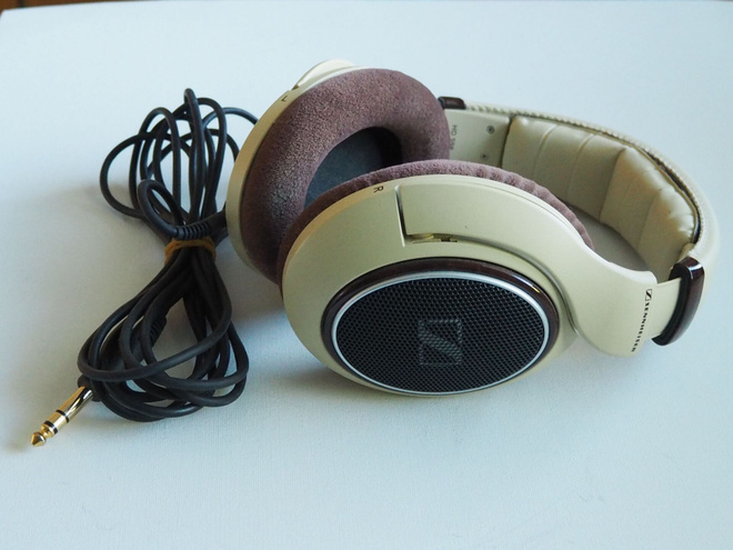 Sennheiser HD 598 kuulokkeet,postikuluineen pakettina.