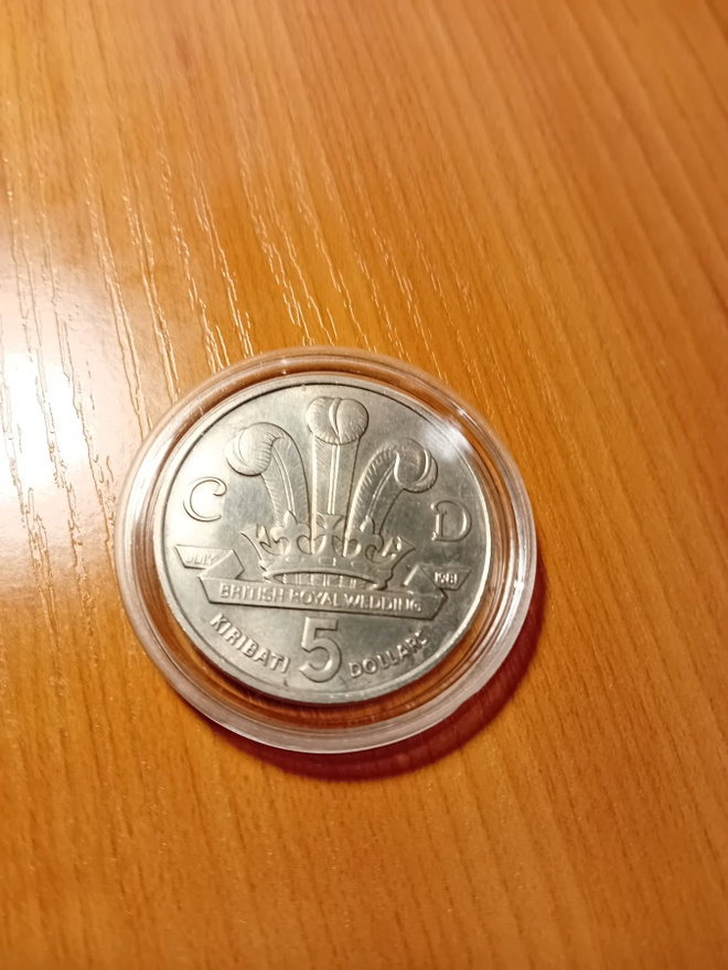 Myydään iso Kiribati juhlaraha
