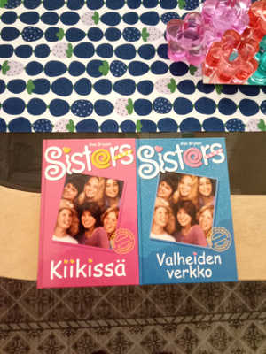 kirjat sisters club