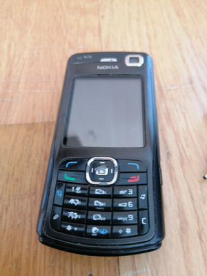 Nokia N70 ja laturi