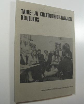 Marianne (toim.) Tarkka : Taide- ja kulttuuriohjaajien ko...