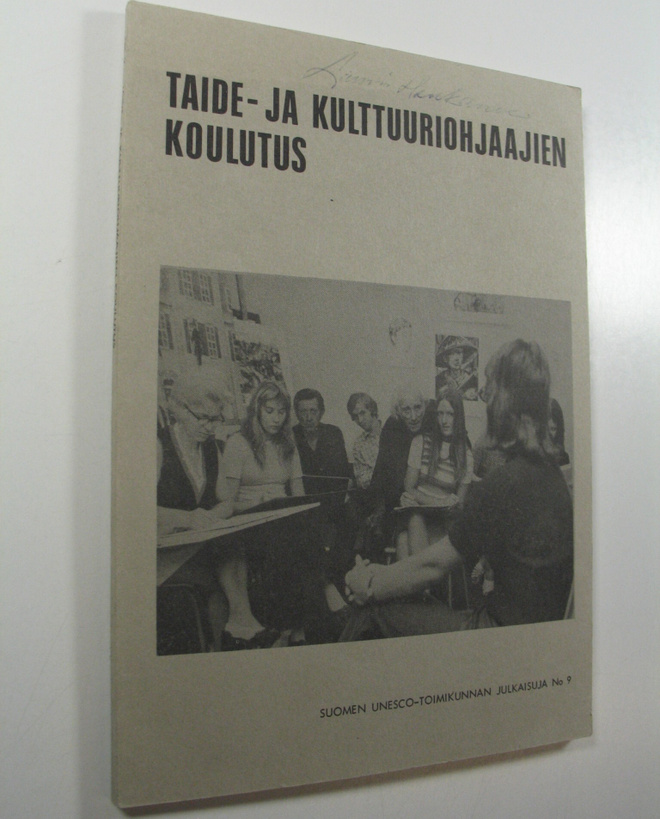 Marianne (toim.) Tarkka : Taide- ja kulttuuriohjaajien ko...