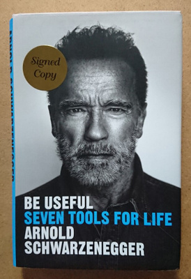 Arnold Schwarzenegger nimikirjoitus kirjassa